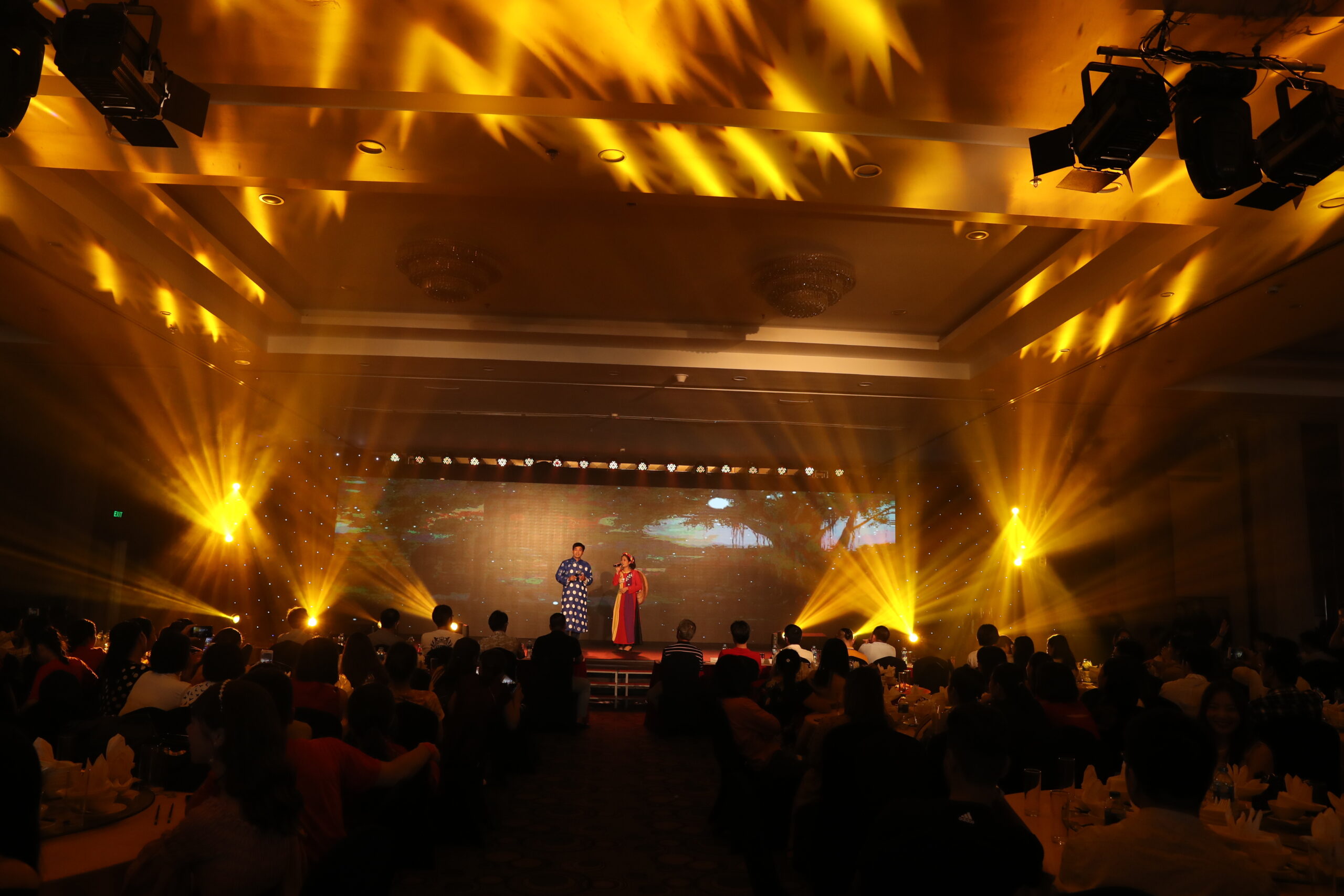 Providing event equipment and wedding supplies